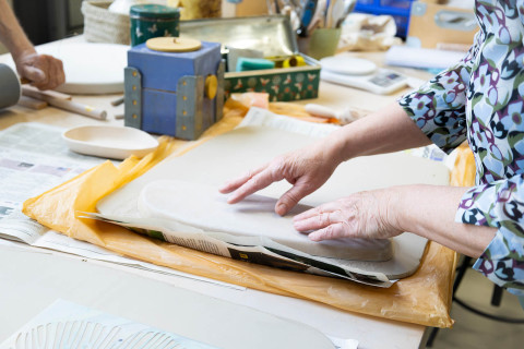 Atelier KleiLap 9 hand met klei