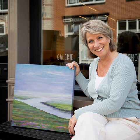 Joke van der toolen portret met kunstwerk vierkant
